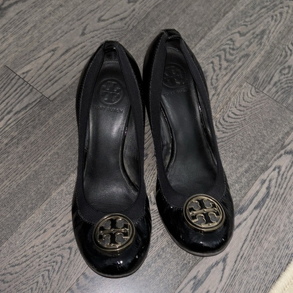 Tory Burch Logo Black Patent  Caroline Wedge Pumps - Picture 8 of 12